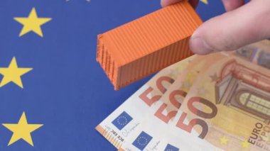 Malların ihracatı ve lojistiği için kavramsal bir zemin olarak AB bayrağına uygulanan kargo konteynırı yasağı. Tasarımınız için arka plan olarak AB bayrağına uygulanan kargo konteynırı ambargosu