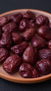 Kırmızı kurutulmuş hurma, Çin tatlı meyve suyu, sağlıklı bir yiyecek olarak. Kırmızı tarihler, tasarımın için yemek arkaplanı olarak jujube
