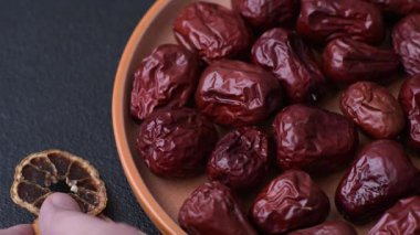 Kırmızı kurutulmuş hurma, Çin tatlı meyve suyu, sağlıklı bir yiyecek olarak. Kırmızı tarihler, tasarımın için yemek arkaplanı olarak jujube