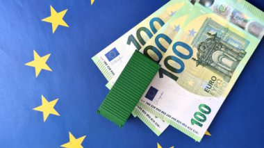 Mal ihracatı ve lojistik için kavramsal bir zemin olarak AB bayrağında bulunan kargo konteynerleri. Tasarımınız için arka plan olarak AB bayrağında bulunan kargo konteynerleri