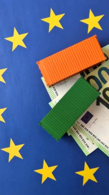 Mal ihracatı ve lojistik için kavramsal bir zemin olarak AB bayrağında bulunan kargo konteynerleri. Tasarımınız için arka plan olarak AB bayrağında bulunan kargo konteynerleri