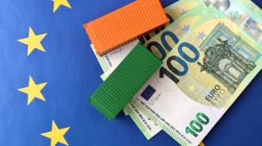 Mal ihracatı ve lojistik için kavramsal bir zemin olarak AB bayrağında bulunan kargo konteynerleri. Tasarımınız için arka plan olarak AB bayrağında bulunan kargo konteynerleri