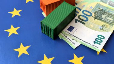 Mal ihracatı ve lojistik için kavramsal bir zemin olarak AB bayrağında bulunan kargo konteynerleri. Tasarımınız için arka plan olarak AB bayrağında bulunan kargo konteynerleri