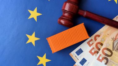 Malların ihracatı ve lojistiği için kavramsal bir zemin olarak AB bayrağına uygulanan kargo konteynırı yasağı. Tasarımınız için arka plan olarak AB bayrağına uygulanan kargo konteynırı ambargosu