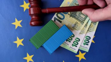 Malların ihracatı ve lojistiği için kavramsal bir zemin olarak AB bayrağına uygulanan kargo konteynırı yasağı. Tasarımınız için arka plan olarak AB bayrağına uygulanan kargo konteynırı ambargosu