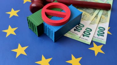 Malların ihracatı ve lojistiği için kavramsal bir zemin olarak AB bayrağına uygulanan kargo konteynırı yasağı. Tasarımınız için arka plan olarak AB bayrağına uygulanan kargo konteynırı ambargosu