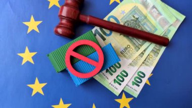 Malların ihracatı ve lojistiği için kavramsal bir zemin olarak AB bayrağına uygulanan kargo konteynırı yasağı. Tasarımınız için arka plan olarak AB bayrağına uygulanan kargo konteynırı ambargosu