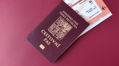 Çek Cumhuriyeti pasaportu, seyahat, boş zaman ve finansal belge. Tasarımınız için arka plan olarak Çek pasaportu