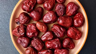 Kırmızı kurutulmuş hurma, Çin tatlı meyve suyu, sağlıklı bir yiyecek olarak. Kırmızı tarihler, tasarımın için yemek arkaplanı olarak jujube