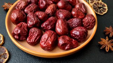 Kırmızı kurutulmuş hurma, Çin tatlı meyve suyu, sağlıklı bir yiyecek olarak. Kırmızı tarihler, tasarımın için yemek arkaplanı olarak jujube