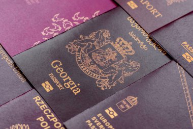 Farklı ülkelerin vatandaşlarının pasaportları, çeşitli ülkelerin pasaportlarından oluşan arka plan.