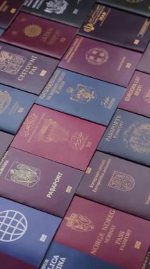 Farklı ülkelerin vatandaşlarının pasaportları, çeşitli ülkelerin pasaportlarından oluşan arka plan.