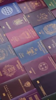 Farklı ülkelerin vatandaşlarının pasaportları, çeşitli ülkelerin pasaportlarından oluşan arka plan.