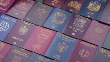 Farklı ülkelerin vatandaşlarının pasaportları, çeşitli ülkelerin pasaportlarından oluşan arka plan.