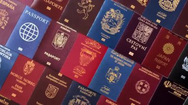 Farklı ülkelerin vatandaşlarının pasaportları, çeşitli ülkelerin pasaportlarından oluşan arka plan.