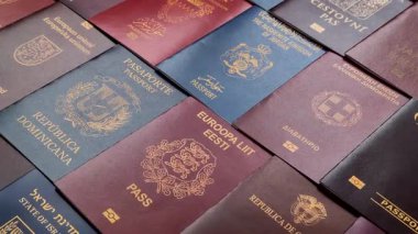 Farklı ülkelerin vatandaşlarının pasaportları, çeşitli ülkelerin pasaportlarından oluşan arka plan.