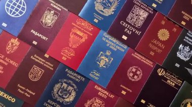 Farklı ülkelerin vatandaşlarının pasaportları, çeşitli ülkelerin pasaportlarından oluşan arka plan.
