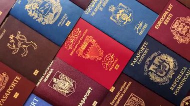 Farklı ülkelerin vatandaşlarının pasaportları, çeşitli ülkelerin pasaportlarından oluşan arka plan.