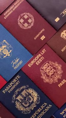 Farklı ülkelerin vatandaşlarının pasaportları, çeşitli ülkelerin pasaportlarından oluşan arka plan.