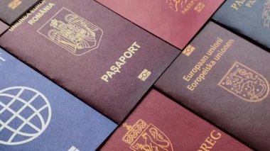 Farklı ülkelerin vatandaşlarının pasaportları, çeşitli ülkelerin pasaportlarından oluşan arka plan.