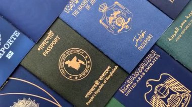 Farklı ülkelerin vatandaşlarının pasaportları, çeşitli ülkelerin pasaportlarından oluşan arka plan.