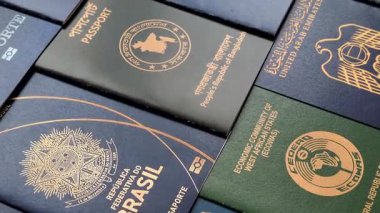 Farklı ülkelerin vatandaşlarının pasaportları, çeşitli ülkelerin pasaportlarından oluşan arka plan.