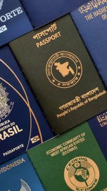Farklı ülkelerin vatandaşlarının pasaportları, çeşitli ülkelerin pasaportlarından oluşan arka plan.