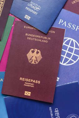 Farklı ülkelerin vatandaşlarının pasaportları, çeşitli ülkelerin pasaportlarından oluşan arka plan.