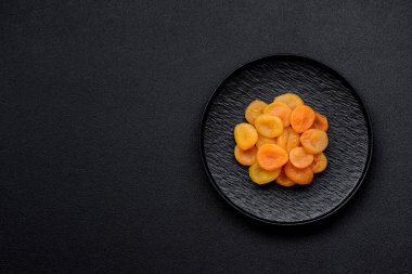 Kurutulmuş kayısı vejetaryenler ve vejetaryenler için tatlı ve sağlıklı bir meyvedir. Tasarımınız için gıda arka planı olarak kurutulmuş kayısılar