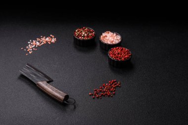 Et kesmek için mutfak bıçağı ya da kasap bıçağı. Tasarımınız için bir kasap satırı yemek arka planı olarak