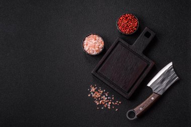 Yemek hazırlamak için bir bıçak, tuz ve baharatla boş tahta kesme tahtası. Tasarımınız için yiyecek arka planı olarak boş bir tahta kesme tahtası