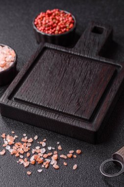 Yemek hazırlamak için bir bıçak, tuz ve baharatla boş tahta kesme tahtası. Tasarımınız için yiyecek arka planı olarak boş bir tahta kesme tahtası