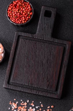 Yemek hazırlamak için bir bıçak, tuz ve baharatla boş tahta kesme tahtası. Tasarımınız için yiyecek arka planı olarak boş bir tahta kesme tahtası