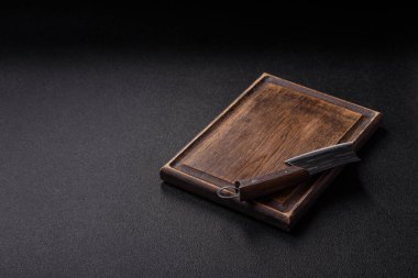 Yemek hazırlamak için bir bıçak, tuz ve baharatla boş tahta kesme tahtası. Tasarımınız için yiyecek arka planı olarak boş bir tahta kesme tahtası