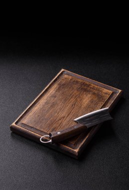 Yemek hazırlamak için bir bıçak, tuz ve baharatla boş tahta kesme tahtası. Tasarımınız için yiyecek arka planı olarak boş bir tahta kesme tahtası