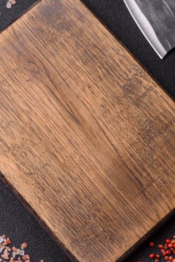 Yemek hazırlamak için bir bıçak, tuz ve baharatla boş tahta kesme tahtası. Tasarımınız için yiyecek arka planı olarak boş bir tahta kesme tahtası