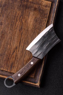 Yemek hazırlamak için bir bıçak, tuz ve baharatla boş tahta kesme tahtası. Tasarımınız için yiyecek arka planı olarak boş bir tahta kesme tahtası