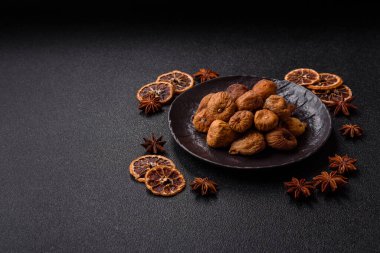 Kurutulmuş incir vejetaryenler ve vejetaryenler için tatlı ve sağlıklı bir meyvedir. Kurutulmuş incir, tasarımınız için gıda arka planıdır.