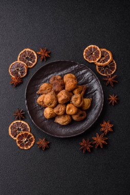 Kurutulmuş incir vejetaryenler ve vejetaryenler için tatlı ve sağlıklı bir meyvedir. Kurutulmuş incir, tasarımınız için gıda arka planıdır.