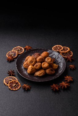 Kurutulmuş incir vejetaryenler ve vejetaryenler için tatlı ve sağlıklı bir meyvedir. Kurutulmuş incir, tasarımınız için gıda arka planıdır.