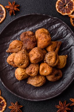 Kurutulmuş incir vejetaryenler ve vejetaryenler için tatlı ve sağlıklı bir meyvedir. Kurutulmuş incir, tasarımınız için gıda arka planıdır.