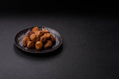 Kurutulmuş incir vejetaryenler ve vejetaryenler için tatlı ve sağlıklı bir meyvedir. Kurutulmuş incir, tasarımınız için gıda arka planıdır.