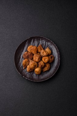 Kurutulmuş incir vejetaryenler ve vejetaryenler için tatlı ve sağlıklı bir meyvedir. Kurutulmuş incir, tasarımınız için gıda arka planıdır.