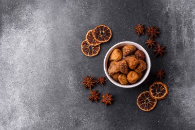 Kurutulmuş incir vejetaryenler ve vejetaryenler için tatlı ve sağlıklı bir meyvedir. Kurutulmuş incir, tasarımınız için gıda arka planıdır.