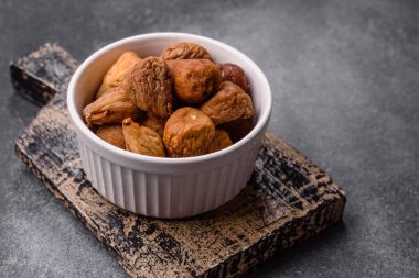 Kurutulmuş incir vejetaryenler ve vejetaryenler için tatlı ve sağlıklı bir meyvedir. Kurutulmuş incir, tasarımınız için gıda arka planıdır.