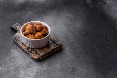 Kurutulmuş incir vejetaryenler ve vejetaryenler için tatlı ve sağlıklı bir meyvedir. Kurutulmuş incir, tasarımınız için gıda arka planıdır.