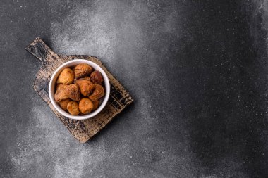 Kurutulmuş incir vejetaryenler ve vejetaryenler için tatlı ve sağlıklı bir meyvedir. Kurutulmuş incir, tasarımınız için gıda arka planıdır.