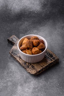 Kurutulmuş incir vejetaryenler ve vejetaryenler için tatlı ve sağlıklı bir meyvedir. Kurutulmuş incir, tasarımınız için gıda arka planıdır.