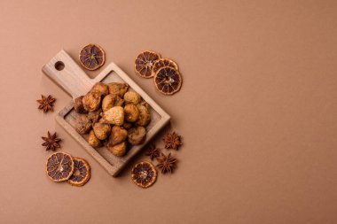 Kurutulmuş incir vejetaryenler ve vejetaryenler için tatlı ve sağlıklı bir meyvedir. Kurutulmuş incir, tasarımınız için gıda arka planıdır.