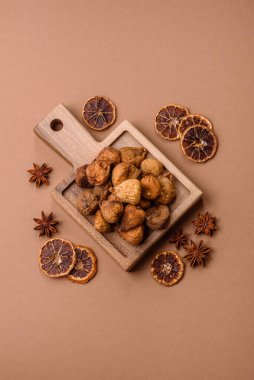 Kurutulmuş incir vejetaryenler ve vejetaryenler için tatlı ve sağlıklı bir meyvedir. Kurutulmuş incir, tasarımınız için gıda arka planıdır.